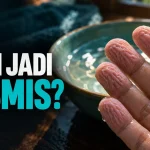 Ilustrasi AI ujung jari basah dengan keriput sementara setelah terendam air, dengan tulisan Jari Jadi Kismis.